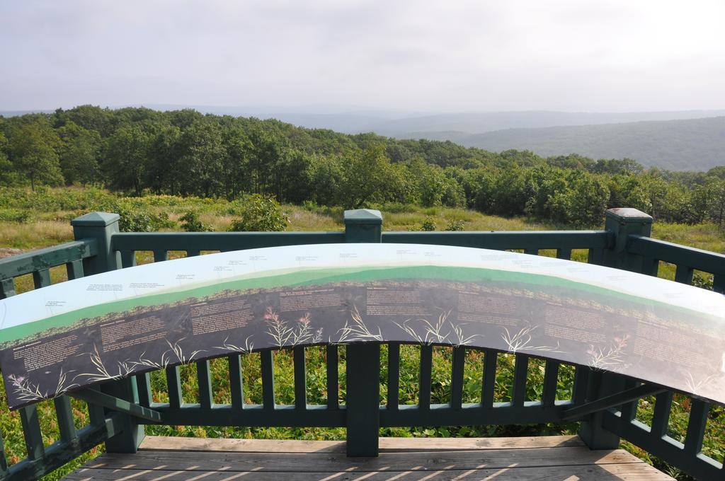 Shepherd Mountain Inn & Suites Pilot Knob Room photo